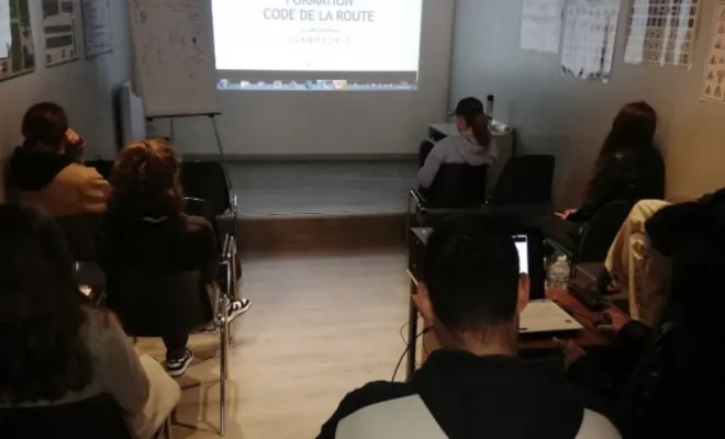 Cours thématique du code de la route à Bergues , Bergues, Auto-école Starter